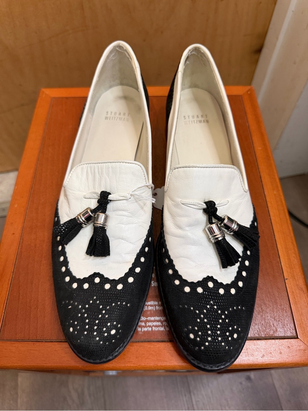 Stuart Weitzman Women’s Black & White Leather Tassel Loafers. Size: 9 - Picture 3 of 8